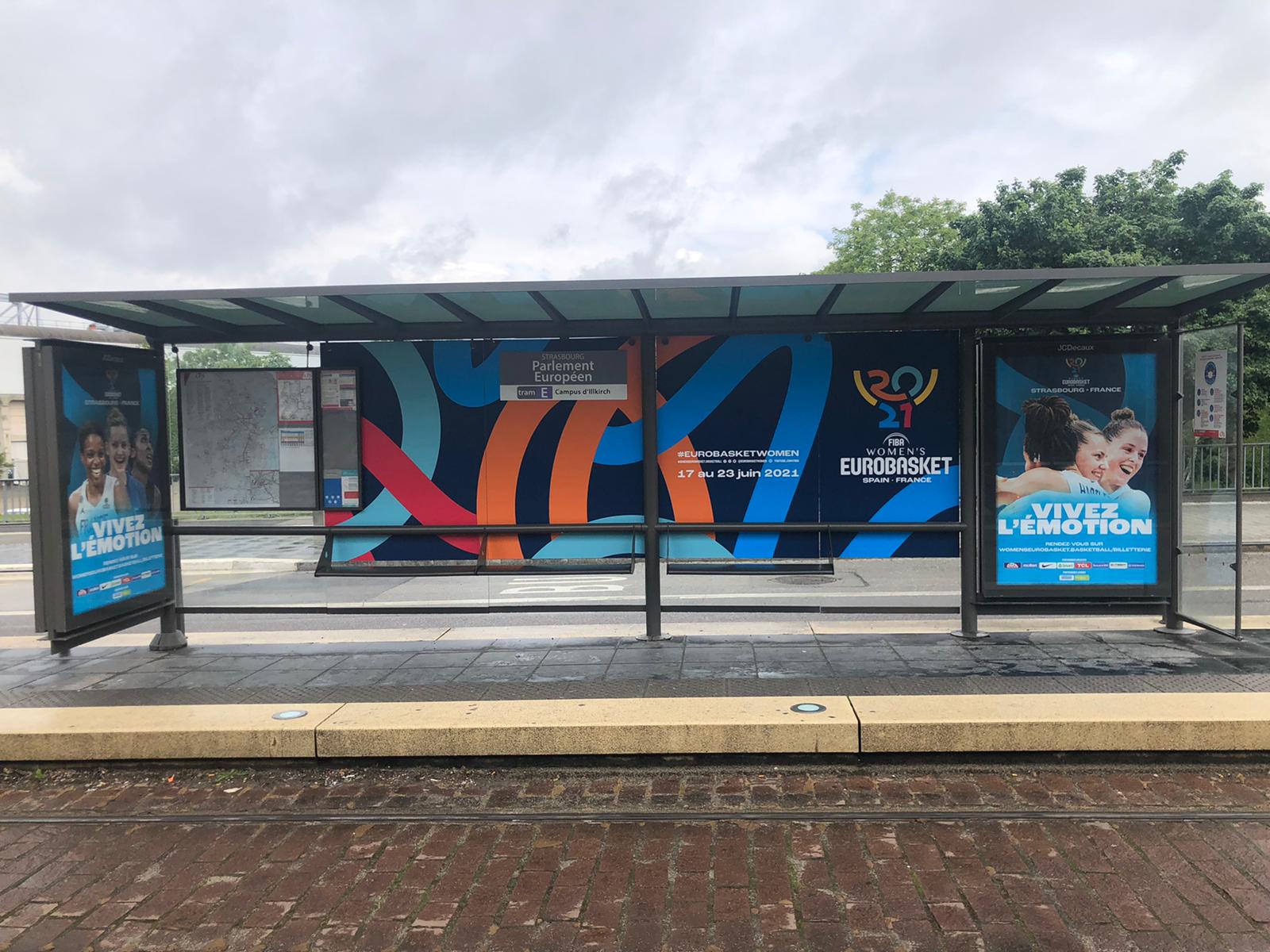 La station de tram "Parlement Européen" aux couleurs de l'EuroBasket Women !