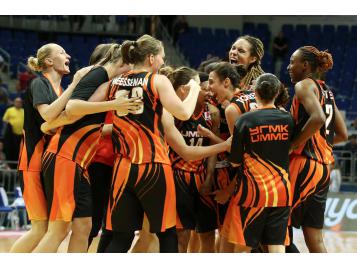 La joie de l'équipe russe après la victoire en SuperCoupe - FIBA