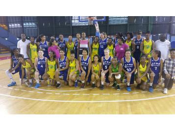 Les joueuses du CFBB avec leurs homologues guadeloupéennes - Photo : FFBB Les joueuses du CFBB avec leurs homologues guadeloupéennes