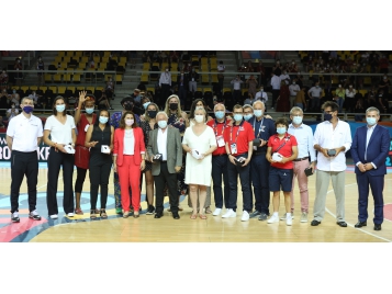 De gauche à droite : Jean-Pierre SIUTAT (président FFBB), Sandra LE DREAN, Nathalie LESDEMA, Edwige LAWSON-WADE, Roxana MARACINEANU (Ministre déléguée aux Sports), Loëtitia MOUSSARD, Sandra DIJON, Audrey SAURET, Alain JARDEL (coach), Isabelle FIJALKOWSKI, Yannick SOUVRE, Dominique TONNERRE, Ivano BALLARINI (assistant), Jacques COMMERES (assistant), Stéphane VOUILLOT (kiné), Gérard MURGUES (médecin), Sabine JURAS (kiné), Gilles DENIS (kiné), Jérôme BAICRY (kiné), Jean-Pierre HUNCKLER (vice-président FFBB).