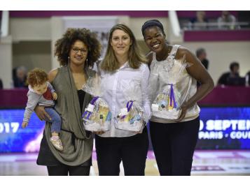 Yacine Sene, Aurélie Bonnan et Sandra Dijon honorées pour l'ensemble de leur carrière LFB - Photo : Bellenger/IS/FFBB Yacine Sene, Aurélie Bonnan et Sandra Dijon
