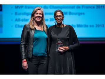 Notre présidente Isabelle Fijalkowski a remis son trophée à Emmeline Ndongue - Photo : Bacot/FFBB