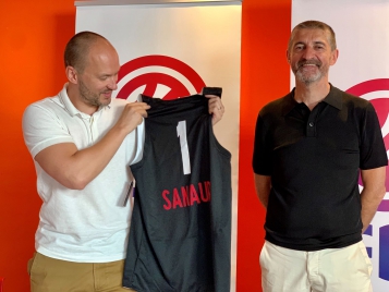 La FFBB a signé une convention cadre avec l'ANS ce samedi 1er août à Nantes Frédéric Sanaur (Directeur Général ANS) et Jean-Pierre Siutat à droite (président FFBB) lors de la signature de la convention