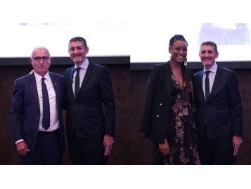 Dominique Juillot et Diandra Tchatchouang avec Jean-Pierre Siutat, samedi soir à Pau Dominique Juillot et Diandra Tchatchouang ont reçu un Coq d'Or de la FFBB des mains de Jean-Pierre Siutat