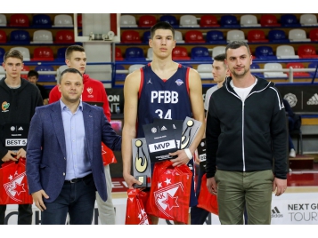 Daniel Batcho avec son trophée de MVP - Photo : Djordje Kostic - Zvezda
