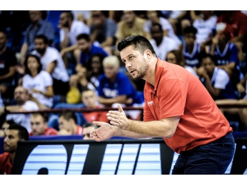 Arnaud Guppillotte et les U18 féminines - FIBA