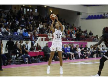 Marième Badiane et les Lyonnaises bien en jambes - Photo : Bellenger/IS/FFBB Marième Badiane