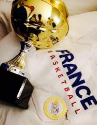 La coupe et la médaille d'or pour les jeunes françaises 