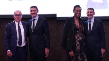 Dominique Juillot et Diandra Tchatchouang ont reçu un Coq d'Or de la FFBB des mains de Jean-Pierre Siutat
